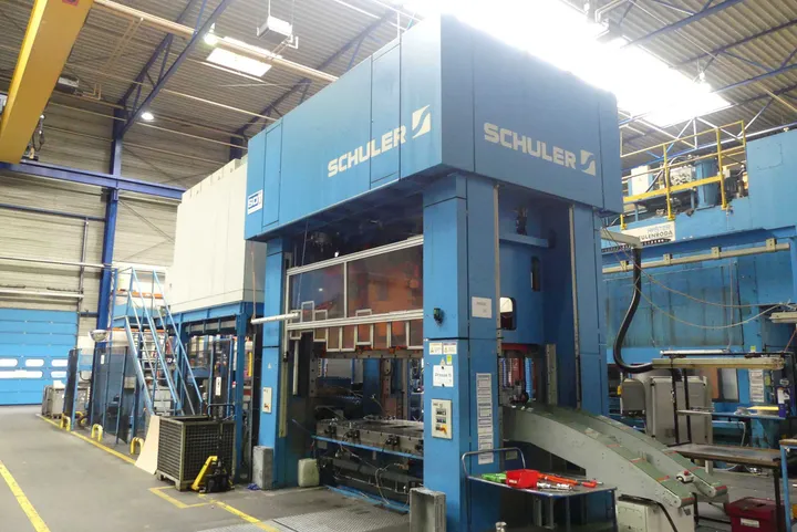 Presslinie mit SCHULER Servopresse Typ MSD2-400-3,05x1,4-300 sowie Walzenvorschub/Materialdurchförderer und Richteinrichtung Presskraft 4.000kN